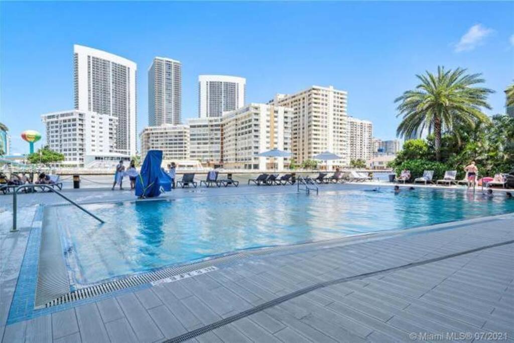 شاطئ هالانديل Luxury Condo Steps From Beach المظهر الخارجي الصورة