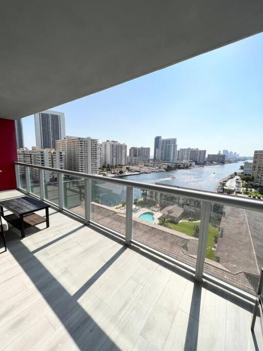 شاطئ هالانديل Luxury Condo Steps From Beach المظهر الخارجي الصورة